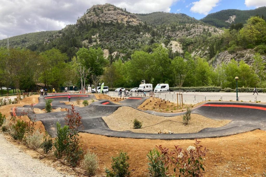 à Puget-Théniers, un pumptrack pour tous voit le jour.
